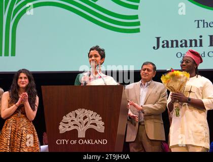 Oakland, KALIFORNIEN - 9. Januar 2023: Janna Ramachandran, Mitglied des Oakland Council, spricht nach dem Amtseid während der Einweihungszeremonie des Bürgermeisters Stockfoto