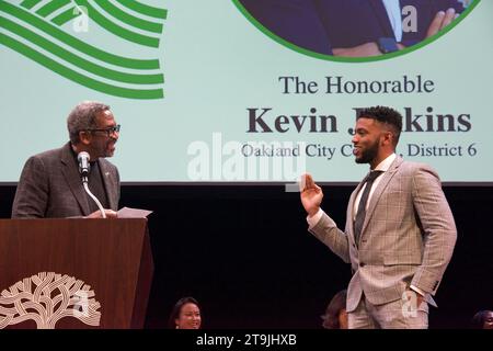 Oakland, KALIFORNIEN - 9. Januar 2023: Kevin Jenkins, Mitglied des Oakland Council, legte während der Einweihungsfeier den Amtseid ab. Stockfoto