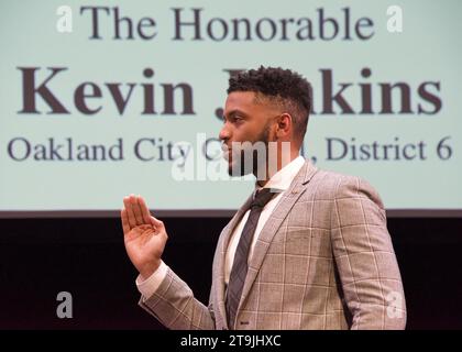 Oakland, KALIFORNIEN - 9. Januar 2023: Kevin Jenkins, Mitglied des Oakland Council, legte während der Einweihungsfeier den Amtseid ab. Stockfoto