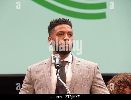 Oakland, KALIFORNIEN - 9. Januar 2023: Kevin Jenkins, Mitglied des Oakland Council, spricht nach dem Amtseid während der Einweihungsfeier des Bürgermeisters. Stockfoto