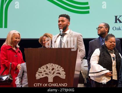 Oakland, KALIFORNIEN - 9. Januar 2023: Kevin Jenkins, Mitglied des Oakland Council, spricht nach dem Amtseid während der Einweihungsfeier des Bürgermeisters. Stockfoto