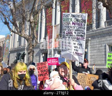 San Francisco, KALIFORNIEN - 21. Januar 2023: Nicht identifizierte Pro-Choice-Gegenprotestierende beim jährlichen Marsch for Life, die pro-Choice-Schilder und Banner auf der Vorderseite halten Stockfoto