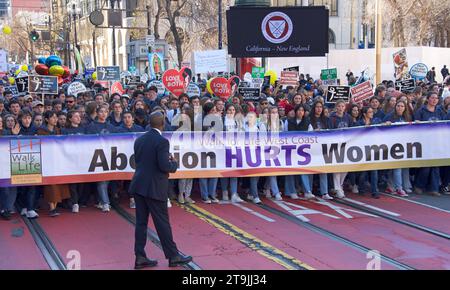 San Francisco, CA - 21. Januar 2023: Unbekannte Teilnehmer des jährlichen Marsches für das Leben, mit Pro-Life-Schildern und -Bannern, die Marktstraße hinuntergehen Stockfoto