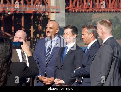 San Francisco, KALIFORNIEN - 23. Januar 2023: Verkehrsminister Pete Buttigieg posiert für Fotos nach einer Pressekonferenz vor dem GGB. Markieren des Stockfoto