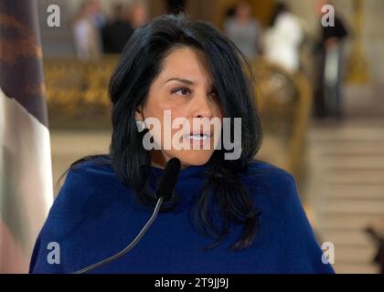 San Francisco, KALIFORNIEN - 25. Januar 2023: Gilda Gonzales, CEO von Planned Parenthood Northern CA, spricht bei einer Pressekonferenz im Rathaus über die neue Bucht Stockfoto