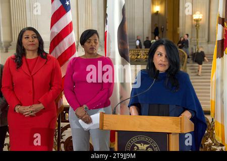 San Francisco, KALIFORNIEN - 25. Januar 2023: Gilda Gonzales, CEO von Planned Parenthood Northern CA, spricht bei einer Pressekonferenz im Rathaus über die neue Bucht Stockfoto