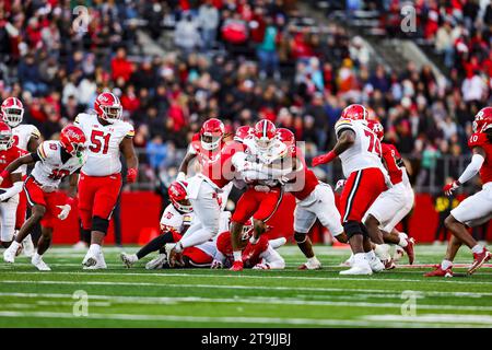 Piscataway, New Jersey, USA. November 2023. Der Maryland Wide Receiver JESHAUN JONES (6) wird zwischen Rutgers Defensive Back SHAQUAN LOYAL (6) und Line Backer MOSES WALKER (2) zu Beginn der ersten Hälfte des Big Ten Konferenzspiels zwischen Rutgers und Maryland im SHI Stadium am 25. November 2023 in Piscataway, N.J. (Credit Image: © Scott Rausenberger/ZUMA Press Wire) NUR REDAKTIONELLE VERWENDUNG! Nicht für kommerzielle ZWECKE! Stockfoto