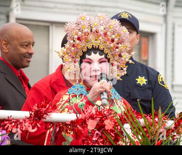 Oakland, KALIFORNIEN - 29. Januar 2023: Teilnehmer an der ersten jährlichen Lunar New Year Parade in Oakland. Stockfoto