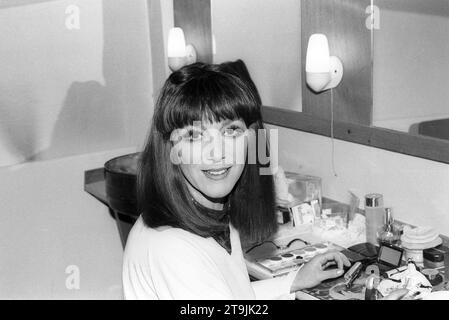 Heidelinde Weis Schauspielerin 02/84 ruß Heidelinde Weis im Februar 1984 Österreich Österreicherin österreichisch österreichische Deutschland deutsch deutsche Frau Schauspiel Bühne Theater Film Fernsehen TV österreichische Schauspielerin quer halb sitzend Porträt lächelnd Garderobe Künstlergarderobe Schminktisch Schminkutensilien Maske SW *** Heidelinde Weis Schauspielerin 02 84 SOOT Heidelinde Weis im Februar 1984 Österreich Österreich Österreich Österreich deutsch Schauspielerin Theaterfilm Fernsehen Fernsehen österreichische deutsche Schauspielerin Kreuz halb sitzendes Porträt lächelnde Garderobe Künstler Garderobe Schminktisch Make-up u Stockfoto
