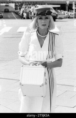 Heidelinde Weis Schauspielerin 08/88 dar Heidelinde Weis im August 1988 in Umwege nach Venedig, ZDF Österreich Österreicherin österreichisch österreichische Deutschland deutsch deutsche Frau Schauspiel Bühne Theater Film Fernsehen TV österreichische Schauspielerin hoch halb stehen draußen neutral Standfoto Szene Szenefoto still SWW *** Heidelinde Weis Schauspielerin 08 88 Portrait Heidelinde Weis im August 1988 in Abwege nach Venedig, ZDF Österreich Österreich Österreich Österreich Deutsch Frau Schauspielerin Theater Film Fernsehen österreichische deutsche Schauspielerin hohe Hälfte außerhalb Neutrr stehend Stockfoto