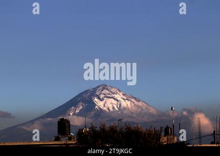 Mexiko-Stadt, Mexiko. November 2023. Panoramablick auf den Vulkan Popocatepetl vom Büro des Bürgermeisters von Xochimilco in Mexiko-Stadt. Am 25. November 2023 in Mexiko-Stadt, Mexiko (Credit Image: © Luis Barron/eyepix via ZUMA Press Wire) NUR REDAKTIONELLE VERWENDUNG! Nicht für kommerzielle ZWECKE! Stockfoto