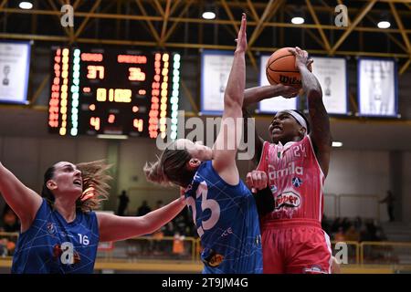 Shooting Korb of Robyn Parks ( Famila Wuber Schio ) während Famila Wuber Schio vs RMB Brixia Basket, Italian Basketball Serie A1 Women Match in Schio (VI), Italien, 25. November 2023 Credit: Independent Photo Agency Srl/Alamy Live News Stockfoto