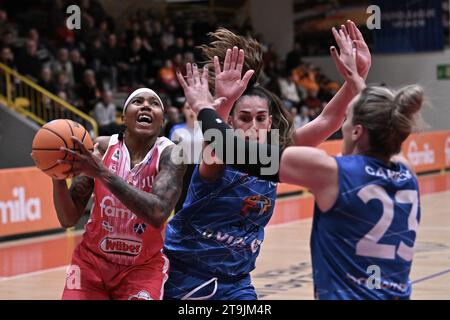 Duell Under the Korb of Robyn Parks ( Famila Wuber Schio ) während Famila Wuber Schio vs RMB Brixia Basket, Italian Basketball Serie A1 Women Match in Schio (VI), Italien, 25. November 2023 Credit: Independent Photo Agency Srl/Alamy Live News Stockfoto