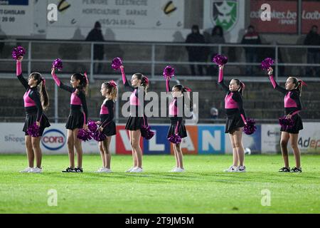 Boussu, Belgien. November 2023. Cheerleader während der Halbzeit, dargestellt während eines Fußballspiels zwischen Royal Francs Borains und KMSK Deinze am 13. Spieltag der Challenger Pro League 2023-2024, am Samstag, den 25. November 2023 in Boussu, Belgien. Quelle: Sportpix/Alamy Live News Stockfoto