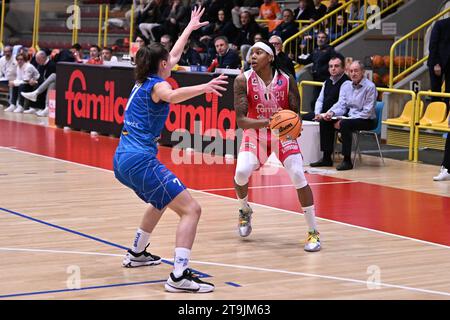 Robyn Parks ( Famila Wuber Schio ) während der Famila Wuber Schio vs RMB Brixia Basket, Italian Basketball Series A1 Women Match in Schio (VI), Italien, 25. November 2023 Credit: Independent Photo Agency Srl/Alamy Live News Stockfoto