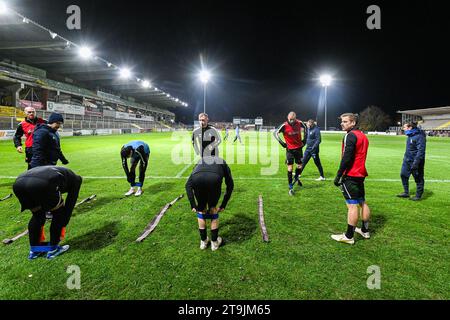 Boussu, Belgien. November 2023. Waring-up Deinze wurde vor einem Fußballspiel zwischen Royal Francs Borains und KMSK Deinze am 13. Spieltag der Challenger Pro League 2023-2024 am Samstag, den 25. November 2023 in Boussu, Belgien, gezeigt. Quelle: Sportpix/Alamy Live News Stockfoto