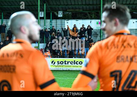 Boussu, Belgien. November 2023. Supporters Deinze wurde nach einem Fußballspiel zwischen Royal Francs Borains und KMSK Deinze am 13. Spieltag der Challenger Pro League 2023-2024 am Samstag, den 25. November 2023 in Boussu, Belgien, gezeigt. Quelle: Sportpix/Alamy Live News Stockfoto