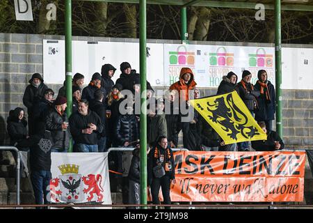 Boussu, Belgien. November 2023. Supporters Deinze wurde während eines Fußballspiels zwischen Royal Francs Borains und KMSK Deinze am 13. Spieltag der Challenger Pro League 2023-2024 am Samstag, den 25. November 2023 in Boussu, Belgien, gezeigt. Quelle: Sportpix/Alamy Live News Stockfoto