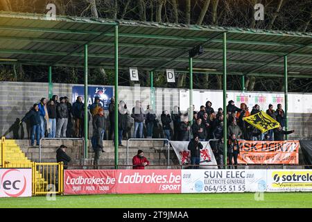 Boussu, Belgien. November 2023. Supporters Deinze wurde während eines Fußballspiels zwischen Royal Francs Borains und KMSK Deinze am 13. Spieltag der Challenger Pro League 2023-2024 am Samstag, den 25. November 2023 in Boussu, Belgien, gezeigt. Quelle: Sportpix/Alamy Live News Stockfoto