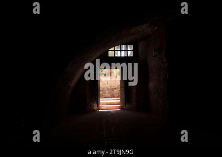 Eingang zum Schloss im Dunkeln mit einem großen Fenster. Huasca de Ocampo, Hidalgo, Mexiko eine Kapelle in Santa María Regla Hacienda, Stockfoto