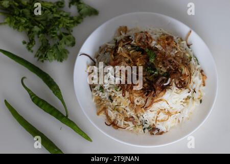 Köstlich duftender Paneer Biryani, ein lebendiges indisches Reisgericht aus Basmati-Reis, kombiniert mit aromatischen Gewürzen, Paneerwürfeln, Kräutern und Karameli Stockfoto