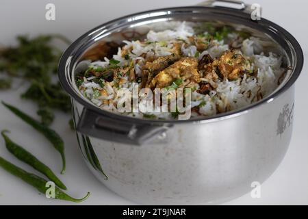 Köstlich duftender Paneer Biryani, ein lebendiges indisches Reisgericht aus Basmati-Reis, kombiniert mit aromatischen Gewürzen, Paneerwürfeln, Kräutern und Karameli Stockfoto