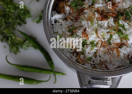 Köstlich duftender Paneer Biryani, ein lebendiges indisches Reisgericht aus Basmati-Reis, kombiniert mit aromatischen Gewürzen, Paneerwürfeln, Kräutern und Karameli Stockfoto