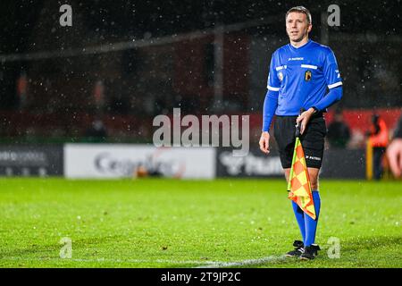 Boussu, Belgien. November 2023. Stellvertretender Schiedsrichter Nick Senecaut, dargestellt während eines Fußballspiels zwischen Royal Francs Borains und KMSK Deinze am 13. Spieltag der Challenger Pro League 2023-2024 am Samstag, 25. November 2023 in Boussu, Belgien. Quelle: Sportpix/Alamy Live News Stockfoto