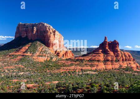 Bell Rock und Courthouse Butte Sandstone Cliff Butte Landmark. Malerische Landschaft Des Red Rock State Park Aus Der Vogelperspektive, Blue Skyline Oak Creek Sedona Arizona Stockfoto