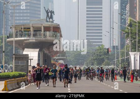 Jakarta, Indonesien - 26. November 2023: Menschen, die während des autofreien Tages am 26. November 2023 in Jakarta, Indonesien trainieren. Stockfoto