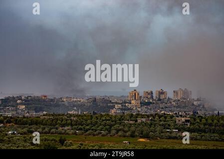 23. November 2023 Rauch steigt aus Gaza auf, als israelische Truppen in die Stadt und das Al-Shifa Krankenhaus vordringen, um Druck auf den Hamas-Führer auszuüben Stockfoto