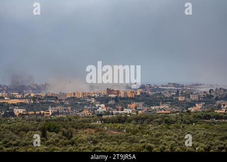 23. November 2023 Rauch steigt aus Gaza auf, als israelische Truppen in die Stadt und das Al-Shifa Krankenhaus vordringen, um Druck auf den Hamas-Führer auszuüben Stockfoto