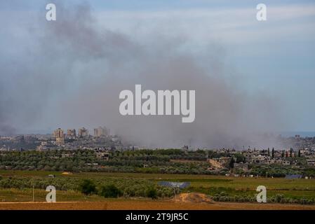 23. November 2023 Rauch steigt aus Gaza auf, als israelische Truppen in die Stadt und das Al-Shifa Krankenhaus vordringen, um Druck auf den Hamas-Führer auszuüben Stockfoto