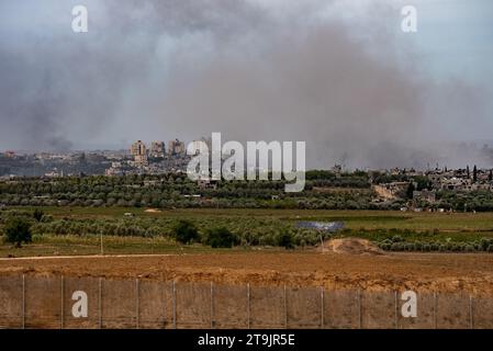 23. November 2023 Rauch steigt aus Gaza auf, als israelische Truppen in die Stadt und das Al-Shifa Krankenhaus vordringen, um Druck auf den Hamas-Führer auszuüben Stockfoto