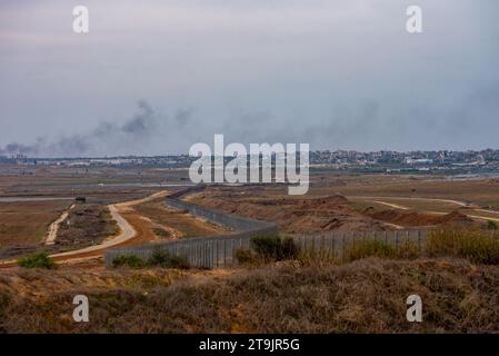 23. November 2023 Rauch steigt aus Gaza auf, als israelische Truppen in die Stadt und das Al-Shifa Krankenhaus vordringen, um Druck auf den Hamas-Führer auszuüben Stockfoto