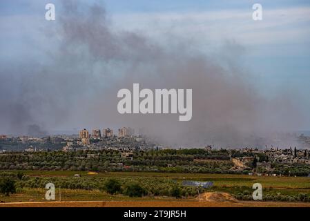 23. November 2023 Rauch steigt aus Gaza auf, als israelische Truppen in die Stadt und das Al-Shifa Krankenhaus vordringen, um Druck auf den Hamas-Führer auszuüben Stockfoto