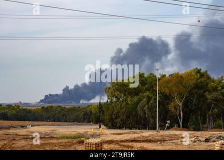 23. November 2023 Rauch steigt aus Gaza auf, als israelische Truppen in die Stadt und das Al-Shifa Krankenhaus vordringen, um Druck auf den Hamas-Führer auszuüben Stockfoto