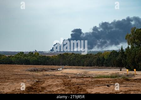 23. November 2023 Rauch steigt aus Gaza auf, als israelische Truppen in die Stadt und das Al-Shifa Krankenhaus vordringen, um Druck auf den Hamas-Führer auszuüben Stockfoto