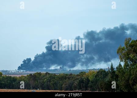 23. November 2023 Rauch steigt aus Gaza auf, als israelische Truppen in die Stadt und das Al-Shifa Krankenhaus vordringen, um Druck auf den Hamas-Führer auszuüben Stockfoto