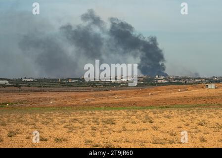 23. November 2023 Rauch steigt aus Gaza auf, als israelische Truppen in die Stadt und das Al-Shifa Krankenhaus vordringen, um Druck auf den Hamas-Führer auszuüben Stockfoto