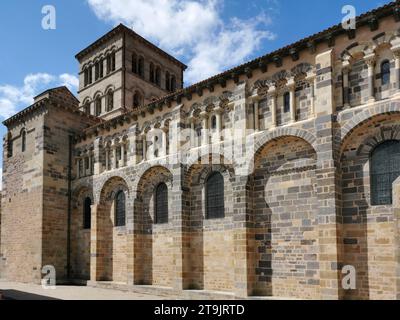 Eine reich verzierte römisch-katholische Kirche im französischen Département Puy de Dome, Saint-Austremoine d’Issoire. Stockfoto