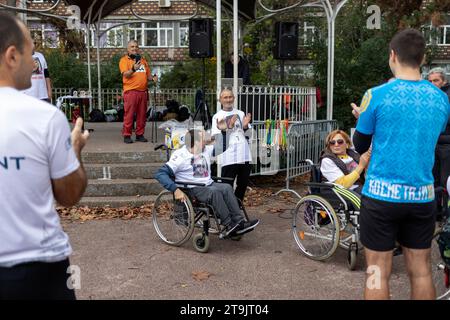 Belgrad, Serbien, 4. November 2023: Teilnehmer und Zuschauer begrüßen die Ankündigung des Benefizlaufes „Zajedno za Vasilija“ Stockfoto