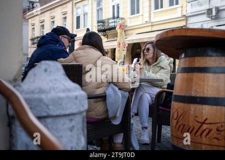 Belgrad, Serbien, 19. November 2023: Eine kleine Gruppe von Freunden verbringt Zeit in einem der Zemun Coffee Shops Stockfoto