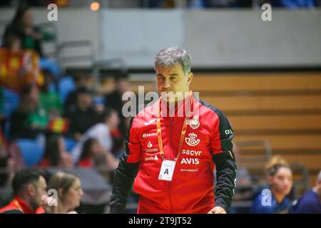 Santander, Kantabrien, Spanien. November 2023. Santander, Spanien, 25. November 2023: Der spanische Trainer Ambrosio Martin am 2. Spieltag des spanischen Frauen-Turniers 2023 zwischen Spanien und Argentinien am 25. November 2023 im Palacio de los Deportes de Santander, Spanien. (Kreditbild: © Alberto Brevers/Pacific Press via ZUMA Press Wire) NUR REDAKTIONELLE VERWENDUNG! Nicht für kommerzielle ZWECKE! Stockfoto