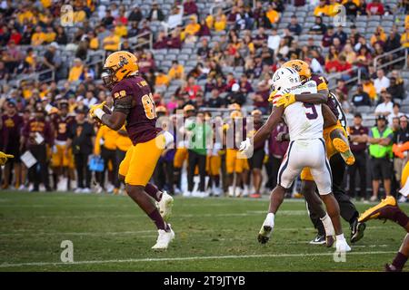 Arizona State Sun Devils Linebacker Travion Brown (82) fängt den Ball im vierten Viertel eines NCAA College Football Spiels gegen die Arizona Wildcats in Tempe, Arizona, am Samstag, den 25. November 2023 ab. Arizona besiegte Arizona State 59-23 (Thomas Fernandez / Image of Sport). Stockfoto