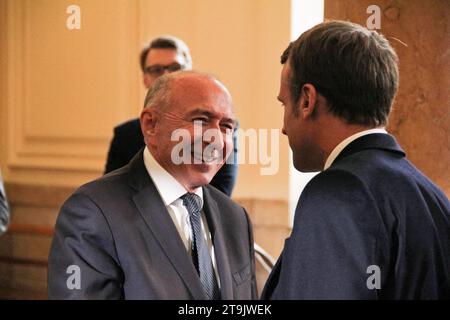 Der französische Präsident Emmanuel Macron und Lyons Bürgermeister Gérard Collomb haben am 9. Oktober 2019 im Vorfeld der zweitägigen Konferenz des Globalen Fonds zur Bekämpfung von HIV in der Präfektur Auvergne-Rhône-Alpes in Lyon, Zentralfrankreich, den Kriegsresistenten Jean Nallit als Grand'croix in der französischen Legion d'honneur ausgezeichnet. Tuberkulose und Malaria. Macron wird den Vorsitz am letzten Tag des Treffens am 10. Oktober 2019 führen und mit afrikanischen Staatschefs zusammentreffen. Der Fonds hat 14 Milliarden Dollar verlangt, ein Betrag, der laut Angaben 16 Millionen Menschenleben retten, 234 Millionen Infektionen verhindern und die Welt wieder in den Hintergrund rücken würde Stockfoto