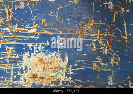 Blaues Grunge-Eisen mit orangefarbenem Kratzer, alter Wandhintergrund Stockfoto