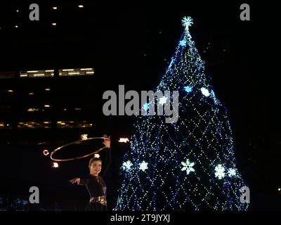 Toronto, Kanada. November 2023. Das Hoop You Team führt eine Feuershow während der offiziellen Weihnachtsbaumbeleuchtung in Toronto am 25. November 2023 bei der 57. Jährlichen Cavalcade of Lights in Toronto, Ontario, Kanada, auf. (Foto: Arrush Chopra/NurPhoto)0 Credit: NurPhoto SRL/Alamy Live News Stockfoto