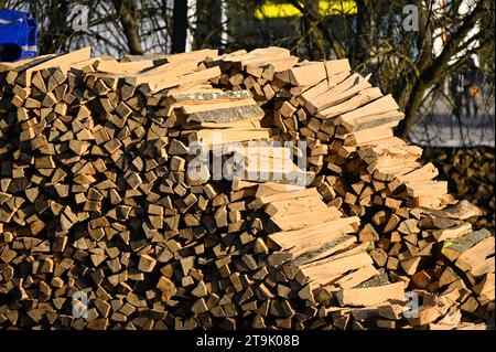 Ein Stapel Buchenfeuerholz im Stadtteil Gmunden Stockfoto