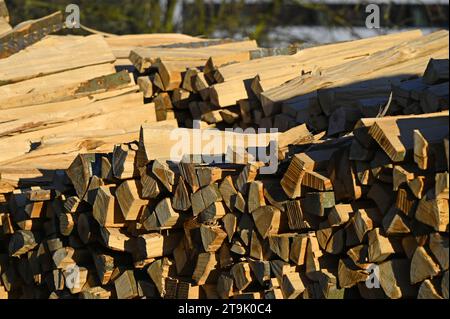 Ein Stapel Buchenfeuerholz im Stadtteil Gmunden Stockfoto